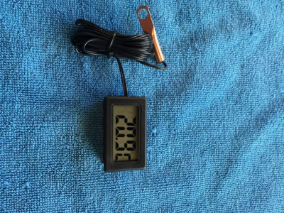 Digitalni ukazatel teploty motoru motoru