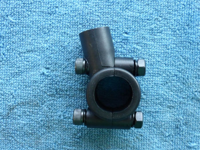 Drzak zrcatka univerzalni zavit levy 10mm