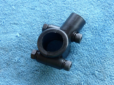 Drzak zrcatka univerzalni zavit pravy 8mm