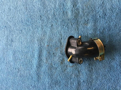 příruba karburátoru 50cc 4T - skutr 2x podtlak