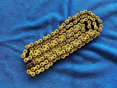 Retez KMC-420 zluta 138 clanku