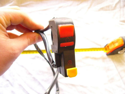 startovací tlačítko včetně vypnutí motoru